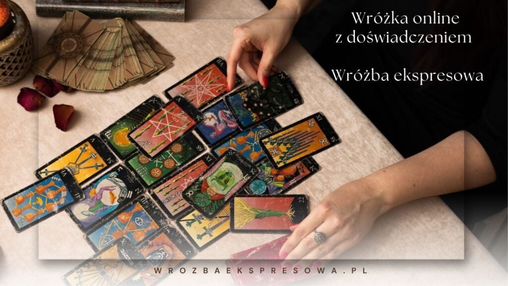 Wróżka rozkładająca karty Tarota na stole, tajemnicze światło świec, klimat duchowego wglądu – ilustracja profesjonalnej wróżby online.